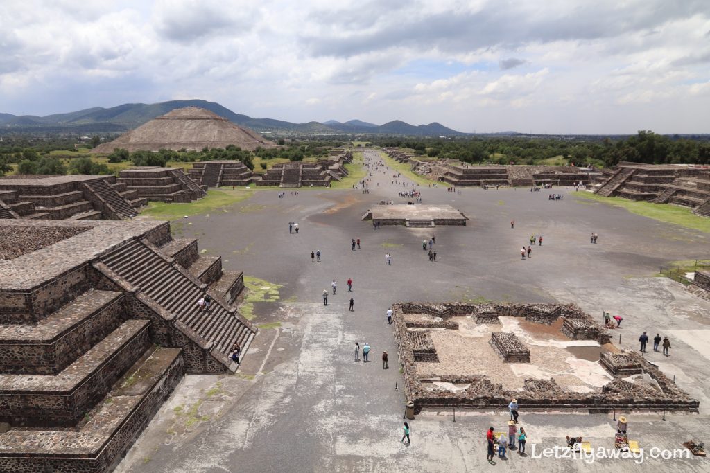 Avenue of the dead teotihuacan