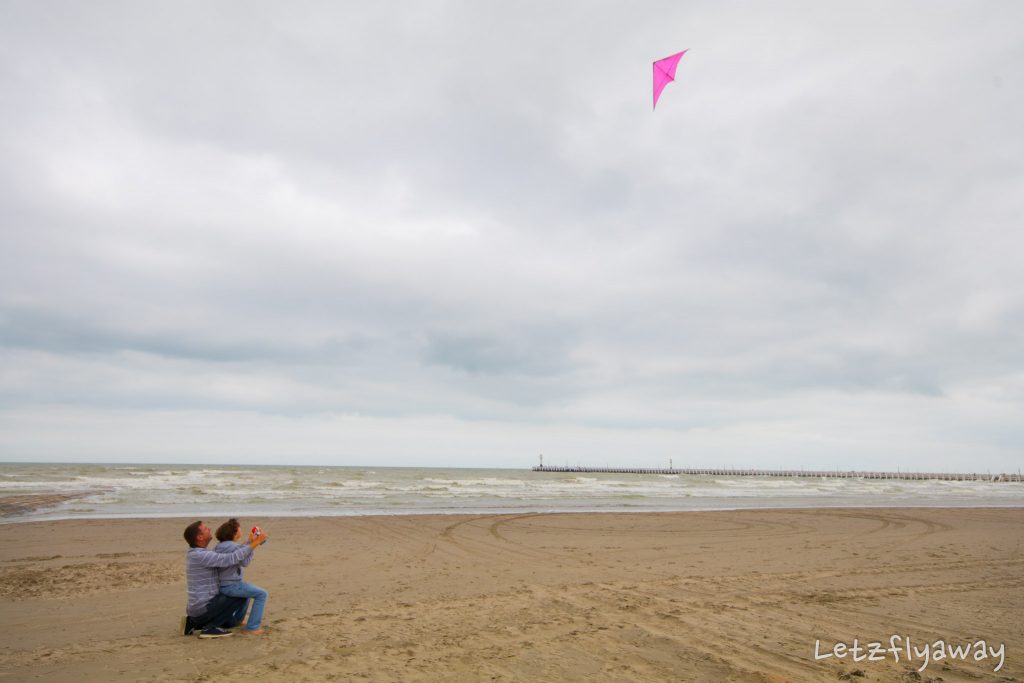 kite flying in nieuwpoort