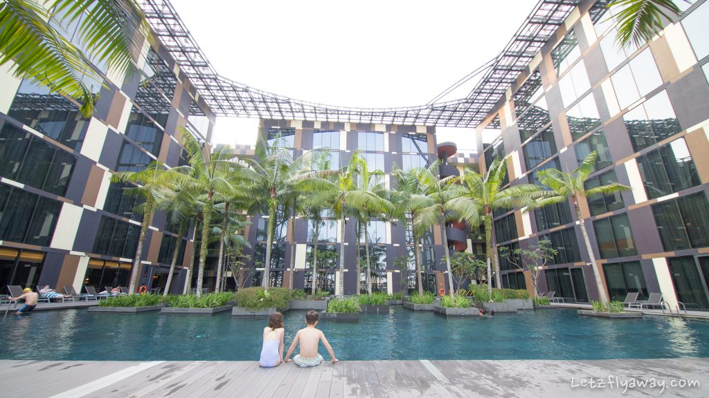 Crowne Plaza Changi pool