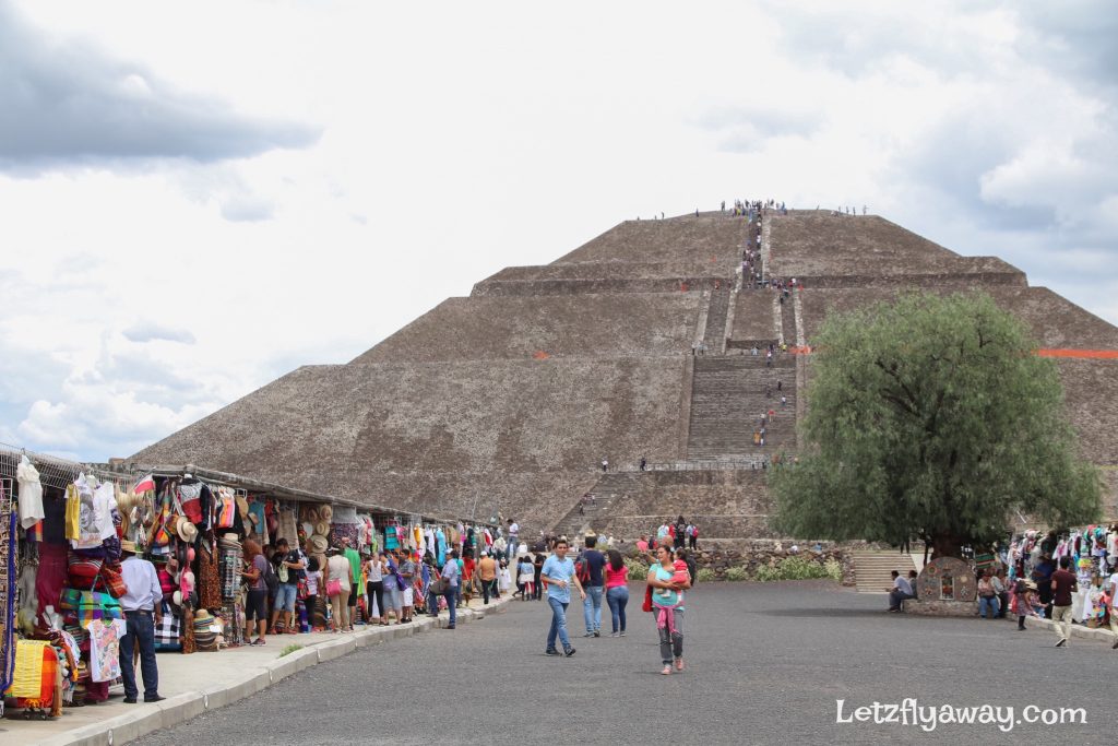 Teotihuacan vendor stalls