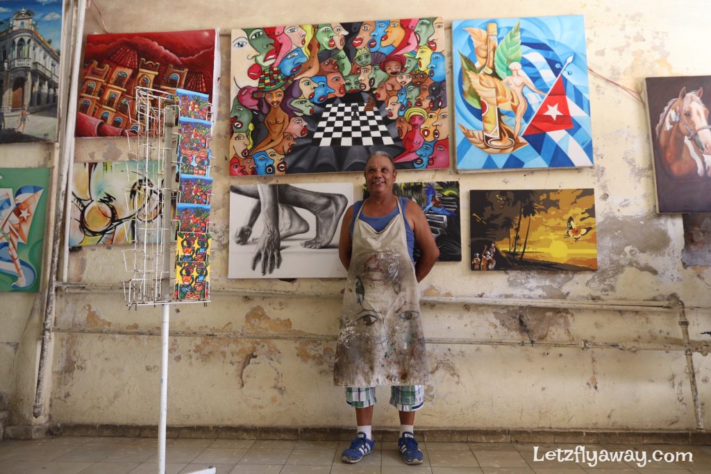 artist in muralla street in havana
