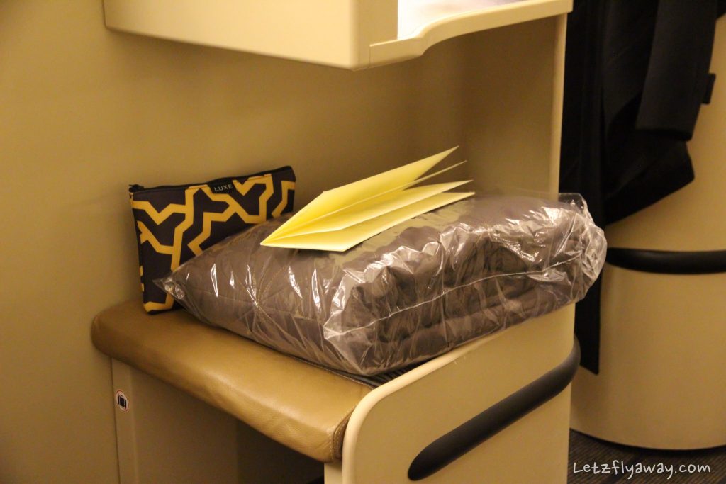 etihad business class Boeing 777 amenity kit and blanket