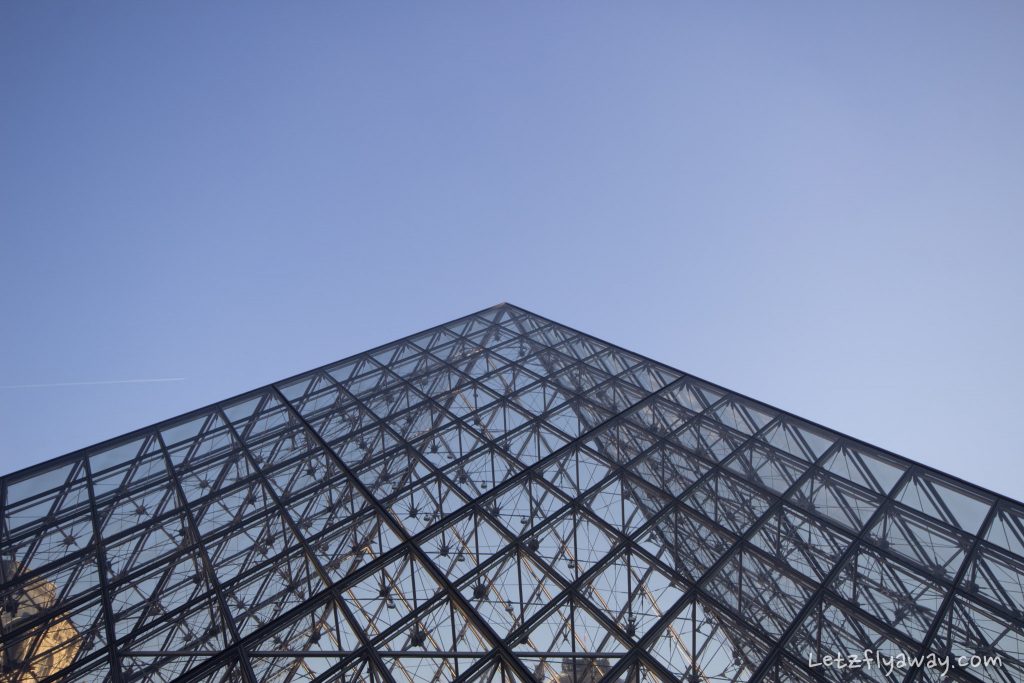 Le louvre pyramid by blu skies