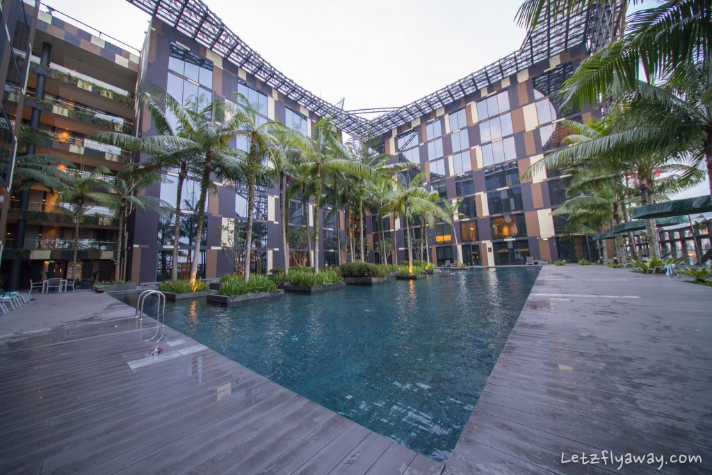 Crowne Plaza Changi pool